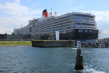 IJmuiden, Hollanda - 5th Haziran 2017: Kraliçe Victoria, Cunard Kuzey Denizi kanalı, Kuzey Denizi kilit girme