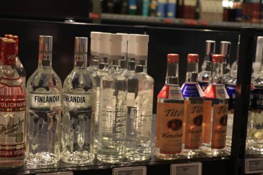 Beverwijk, Hollanda, 15 Aralık 2018: Bir mağazada çeşitli votka markaları. Etiketler: Hollanda 'da fiyat ve ürün bilgileri