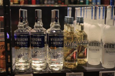 Beverwijk, Hollanda, 15 Aralık 2018: Bir mağazada çeşitli votka markaları. Etiketler: Hollanda 'da fiyat ve ürün bilgileri