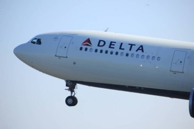 Amsterdam Hollanda - 2 Nisan 2017: N825nw Delta hava hatları Airbus A330-300 kalkış Polderbaan pist, Amsterdam Airport Schiphol üzerinden