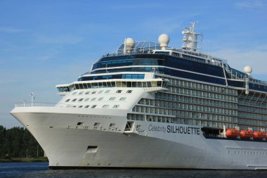 Velsen, Hollanda - 20th Temmuz 2017: Solstice-sınıfı gemi sahibi ve işleticisi tarafından Meyer Werft, Papenburg inşa Celebrity Cruises, cruise ünlü siluet olan. Siluet 315 m (1.033 ft) uzun olduğunu.