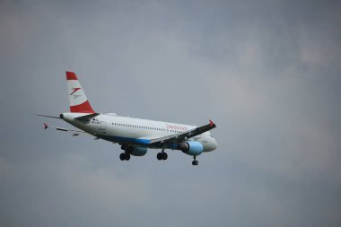 Hollanda Amsterdam - 20 Temmuz 2017: OE-LBO Avusturya Havayolları Airbus A320 Schiphol Amsterdam Havaalanı Polderbaan pistine yaklaşıyor