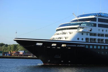 Velsen, Hollanda - Haziran 20nd 2018: Kuzey Denizi kanalı Ijmuiden deniz kilit Azamara yolculuk