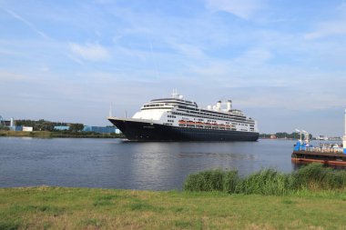 Velsen, Hollanda - 4 Ağustos 2019: Kuzey Denizi Kanalı'nda Holland America Line tarafından işletilen Bayan Rotterdam