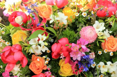 Çeşitli parlak renklerde karışık bahar buketi