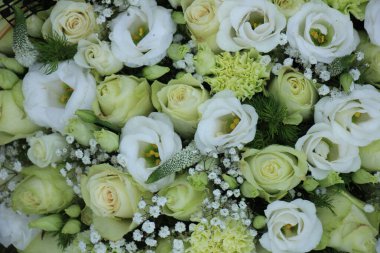 Karışık beyaz düğün çiçekleri, düğün için masa süsü.