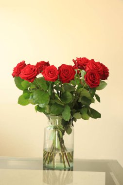 Cam vazoda kırmızı bir sevgililer günü buketi