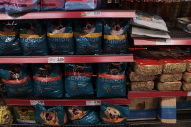 Haarlem, Hollanda - 26 Mayıs 2024: Süpermarkette köpek maması