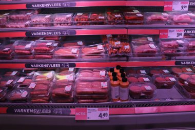 Haarlem, Hollanda - 26 Mayıs 2024: önceden paketlenmiş domuz eti süpermarketi