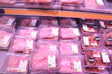 Haarlem, Hollanda - 26 Mayıs 2024: Süpermarkette sığır eti