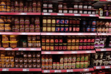 Haarlem, Hollanda - 26 Mayıs 2024: Ekmek süpermarkette yayılıyor