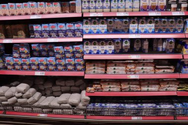 Haarlem, Hollanda - 26 Mayıs 2024: Süpermarkette kahve çeşnileri