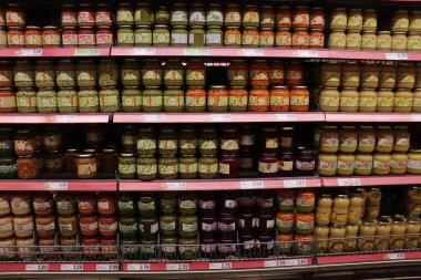 Haarlem, Hollanda - 26 Mayıs 2024: Süpermarkette sebzeli kavanozlar