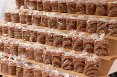 Geleneksel Hollanda stroopwafels 'i. Baharatlı tereyağlı karamel şurubuyla dolu tatlı bir kurabiye. Yumuşak tutmak için naylona sarılmış..