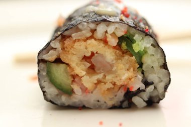 Tabakta Japon maki suşisi servisi.