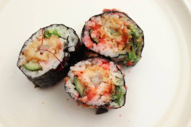 Tabakta Japon maki suşisi servisi.