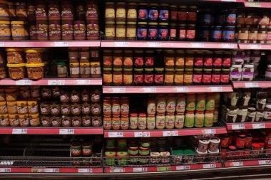 Haarlem, Hollanda - 26 Mayıs 2024: Ekmek süpermarkette yayılıyor