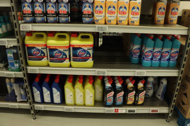 Beverwijk, Hollanda - 8 Haziran 2024: Çeşitli deterjan şişeleri: farklı markalardan çamaşır suyu, çamaşır suyu ve tuvalet temizleyicileri. 