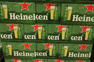 Beverwijk, Hollanda - 8 Haziran 2024: Heineken Birası. Heineken 1864 yılında Amsterdam 'da kurulan bir Hollanda bira fabrikasıdır.. 