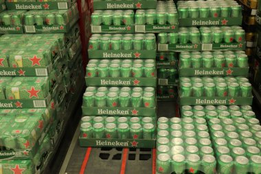Beverwijk, Hollanda - 8 Haziran 2024: Heineken Birası. Heineken 1864 yılında Amsterdam 'da kurulan bir Hollanda bira fabrikasıdır..