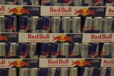 Beverwijk, Hollanda - 8 Haziran 2024: Toptan satış mağazasında Red Bull Enerji İçeceği kutularıyla tepsiler.