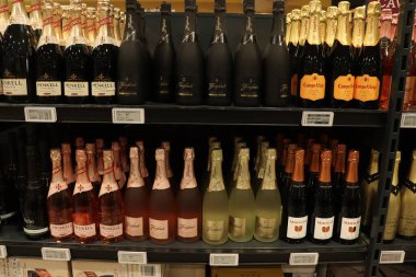 Beverwijk, Hollanda - 8 Haziran 2024: Çeşitli markalar, köpüklü şaraplar: Henkell, Freixenet