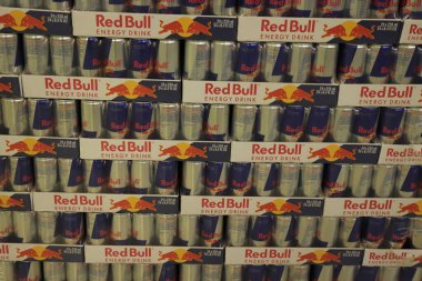 Beverwijk, Hollanda - 8 Haziran 2024: Toptan satış mağazasında Red Bull Enerji İçeceği kutularıyla tepsiler.