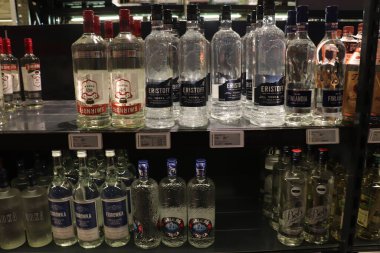 Beverwijk, Hollanda - 8 Haziran 2024: şişe içinde çeşitli votka markaları bulunan içki dükkanı. Etiketler: Hollanda 'da fiyat ve ürün bilgileri