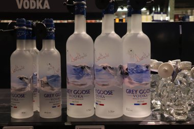 Beverwijk, Hollanda - 8 Haziran 2024: Grey Goose Votka şişeleri. Marka Fransa 'da üretilir. Etiketler: Hollanda 'da fiyat ve ürün bilgileri