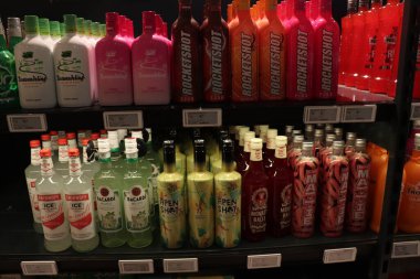 Beverwijk, Hollanda - 8 Haziran 2024: Şişe içinde çeşitli markalar. Etiketler: Hollanda 'da fiyat ve ürün bilgileri