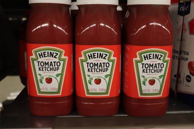 Beverwijk, Hollanda - 8 Haziran 2024: Büyük şişe Heinz Domates Ketçap, en büyük ketçap.