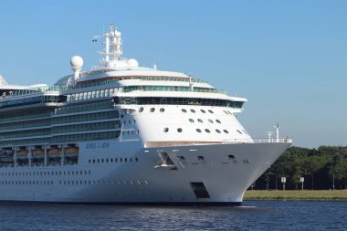 IJmuiden, Hollanda - 23 Haziran 2024: Denizlerin Mücevheri, Kuzey Denizi Kanalı 'ndaki Kraliyet Karayipleri tarafından dünyanın en büyük deniz kilidi Zeesluis IJmuiden' a doğru işletiliyor..