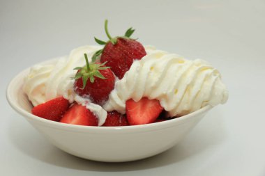 Taze çilek ve kremalı sağlıklı yaz tatlısı.