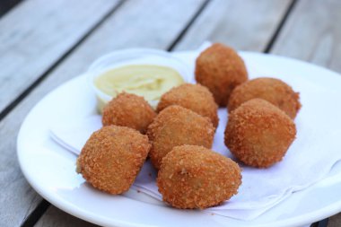 Hollanda aperatifi: hardallı Bitterballen. Sıcak doldurulmuş köfteler, sık sık alkollü içeceklerle birlikte 