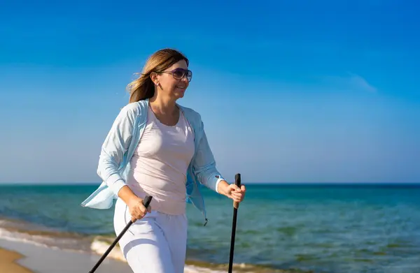 Nordic Walking Piękna Kobieta Ćwicząca Plaży — Zdjęcie stockowe
