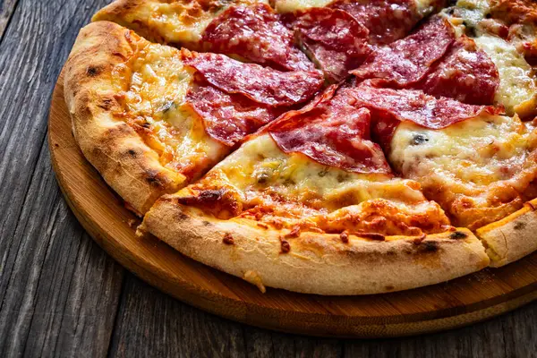 Circle Pizza Pepperoni Con Queso Mozzarella Mesa Madera — Foto de Stock