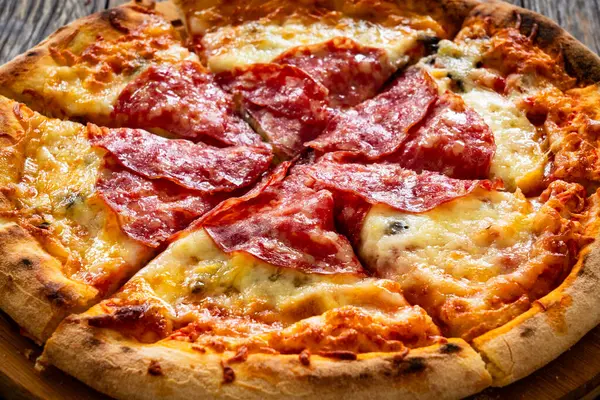 Circle Pizza Pepperoni Con Queso Mozzarella Mesa Madera — Foto de Stock
