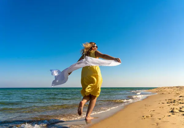 Ευτυχισμένη Όμορφη Γυναίκα Που Κρατάει Σάλι Περπατώντας Στην Ηλιόλουστη Παραλία — Φωτογραφία Αρχείου