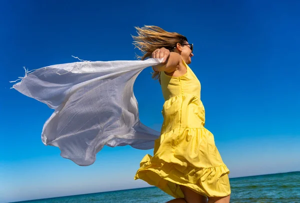 Şal Tutan Mutlu Güzel Kadın Güneşli Sahilde Yürüyor — Stok fotoğraf