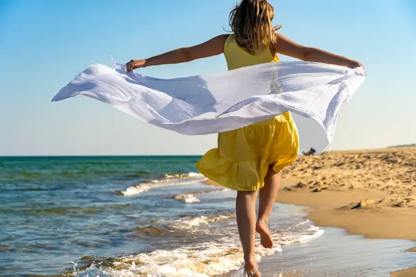 Ευτυχισμένη Όμορφη Γυναίκα Που Κρατάει Σάλι Περπατώντας Στην Ηλιόλουστη Παραλία — Φωτογραφία Αρχείου