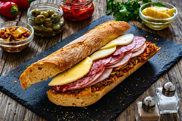 Mortadella Fıstıklı Muffuletta Sandviçi Salam Sosisi Ahşap Masada Sarı Peynir — Stok fotoğraf