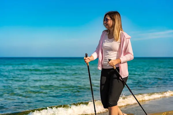Nordic Walking Vacker Kvinna Som Tränar Stranden — Stockfoto