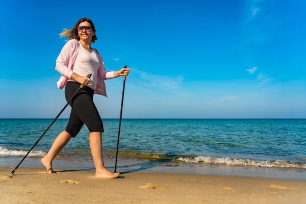 Σκανδιναβικό Περπάτημα Όμορφη Γυναίκα Άσκηση Στην Παραλία — Φωτογραφία Αρχείου