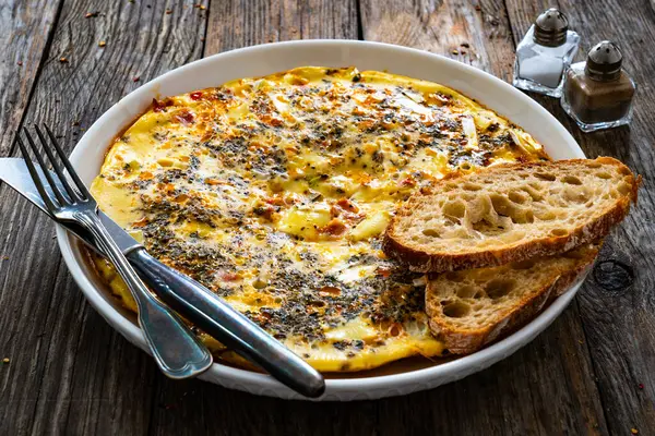 Omelette Roerei Met Camembert Kaas Ham Houten Tafel — Stockfoto