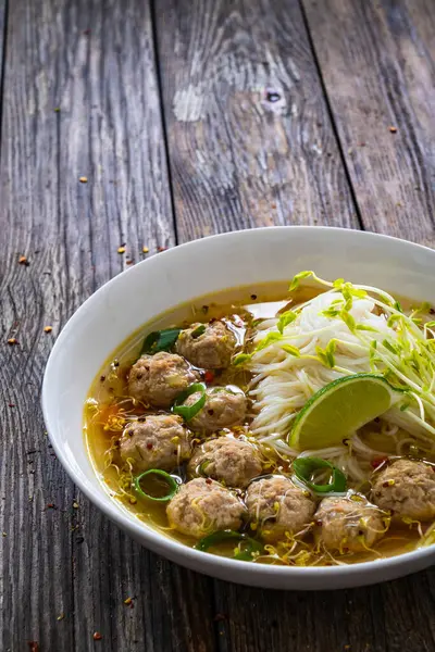 Sup Oriental Dengan Bakso Mie Beras Dan Kecambah Atas Meja — Stok Foto