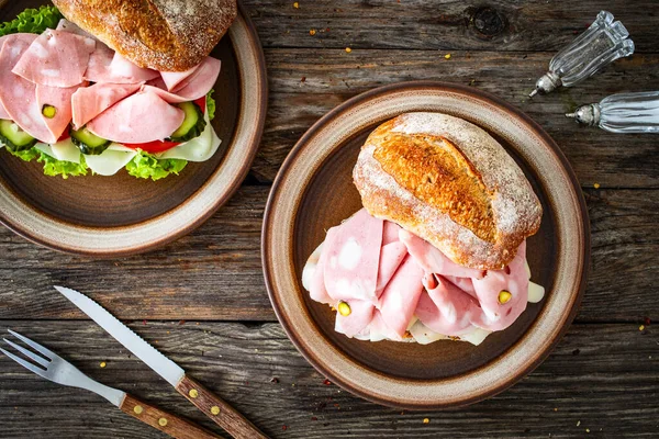 Mortadella Fıstıklı Sandviç Ahşap Masada Tapenata Peynir — Stok fotoğraf