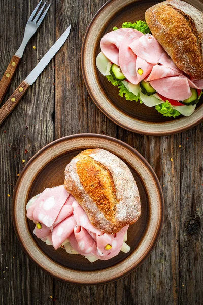 Mortadella Fıstıklı Sandviç Ahşap Masada Tapenata Peynir — Stok fotoğraf