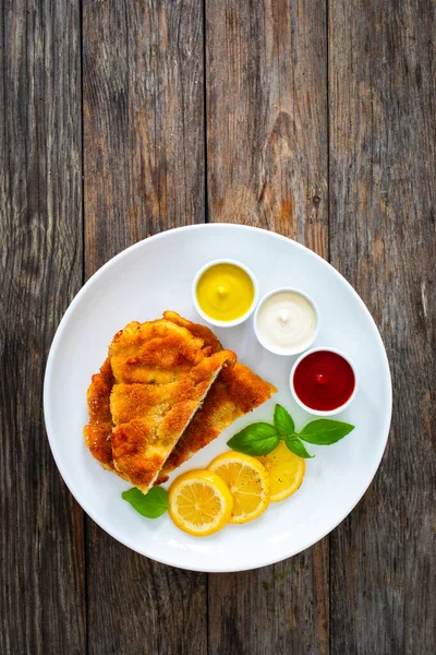 Crispy Breaded Seared Chicken Cutlet Lemon Slices Fresh Vegetables Wooden — Stock Photo, Image