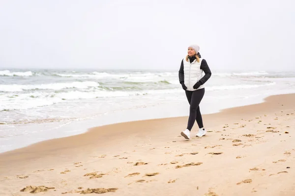Hermosa Mujer Caminando Playa —  Fotos de Stock