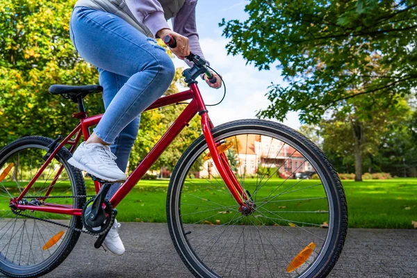 Femme Vélo Dans Parc Ville — Photo